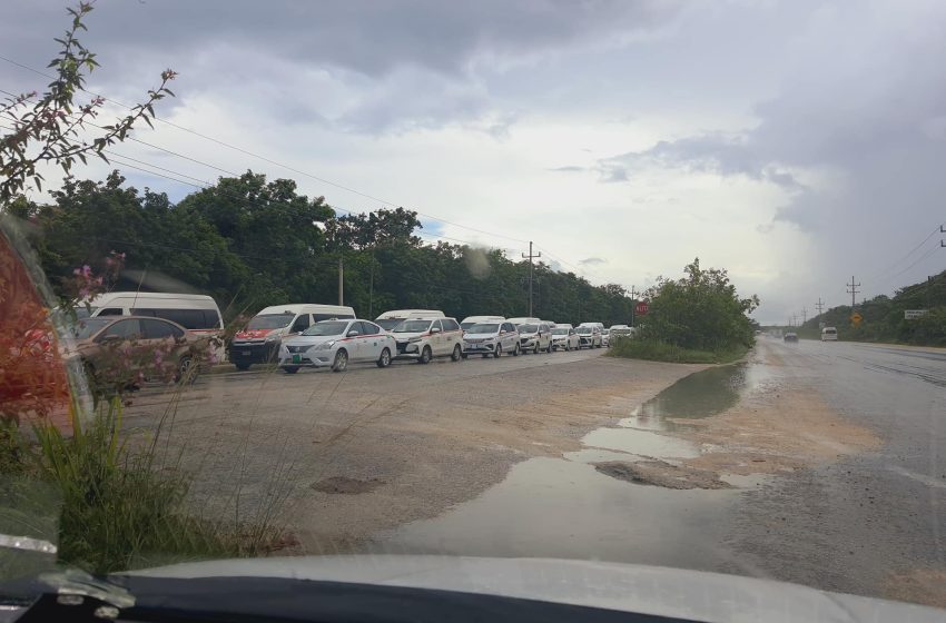  Taxistas de Tulum bloquean el paso de la carretera federal Playa del Carmen-Tulum.